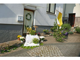 Fronleichnamsaltäre in den Naumburger Straßen (Foto: Karl-Franz Thiede)